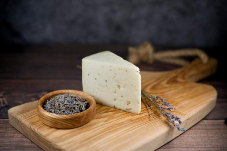 Шевр де Прова́нс — cыр из козьего молока с лавандой от "Мамонтовская сыроварня"150 гр.